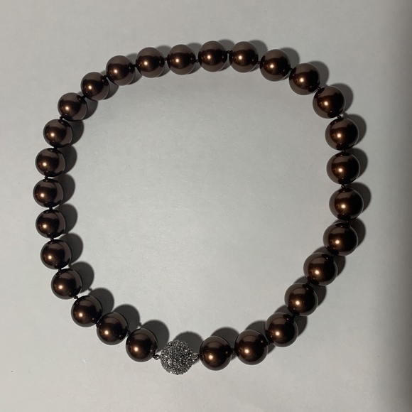 Elegant Shell Pearl Necklace with Magnetic Clasp in Chocolate Brown 15mm - Picture 7 of 8